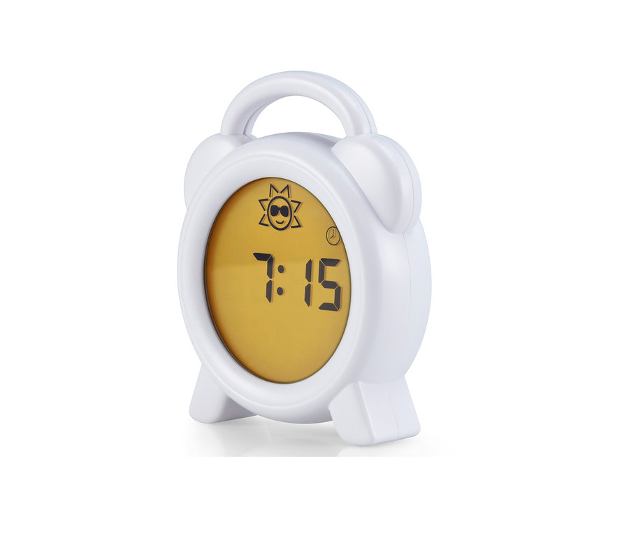 Ein weißer Kinderwecker mit gelbem Display zeigt die Uhrzeit 7:15. Zu sehen ist ein Alecto-Schlaftrainer-Nachtlicht-Wecker »BC-100«.