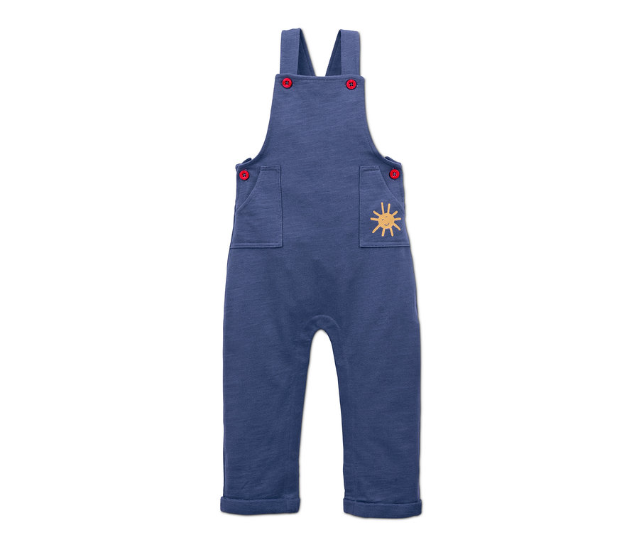 Blaue Latzhose-und-Shirt-Set mit roten Knöpfen und gelber Sonne auf der Tasche.