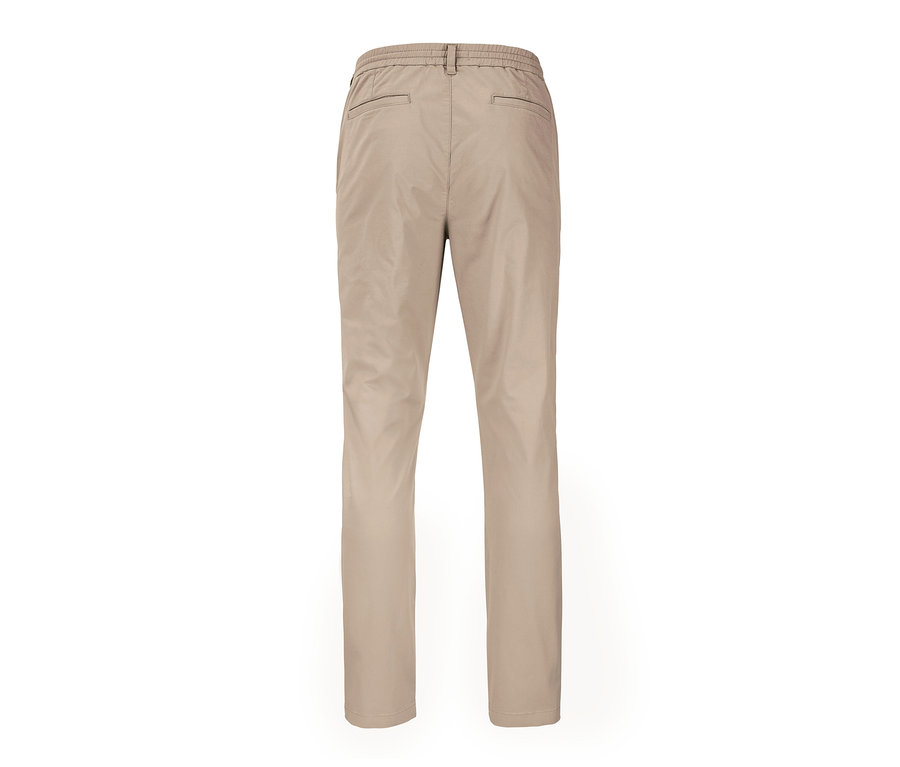 Rückansicht einer Comfort-Chino.