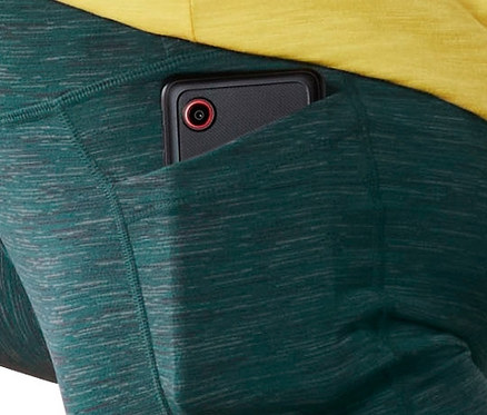 Detail einer Sporttights, dunkelgrün meliert, mit einem Handy in der Tasche.