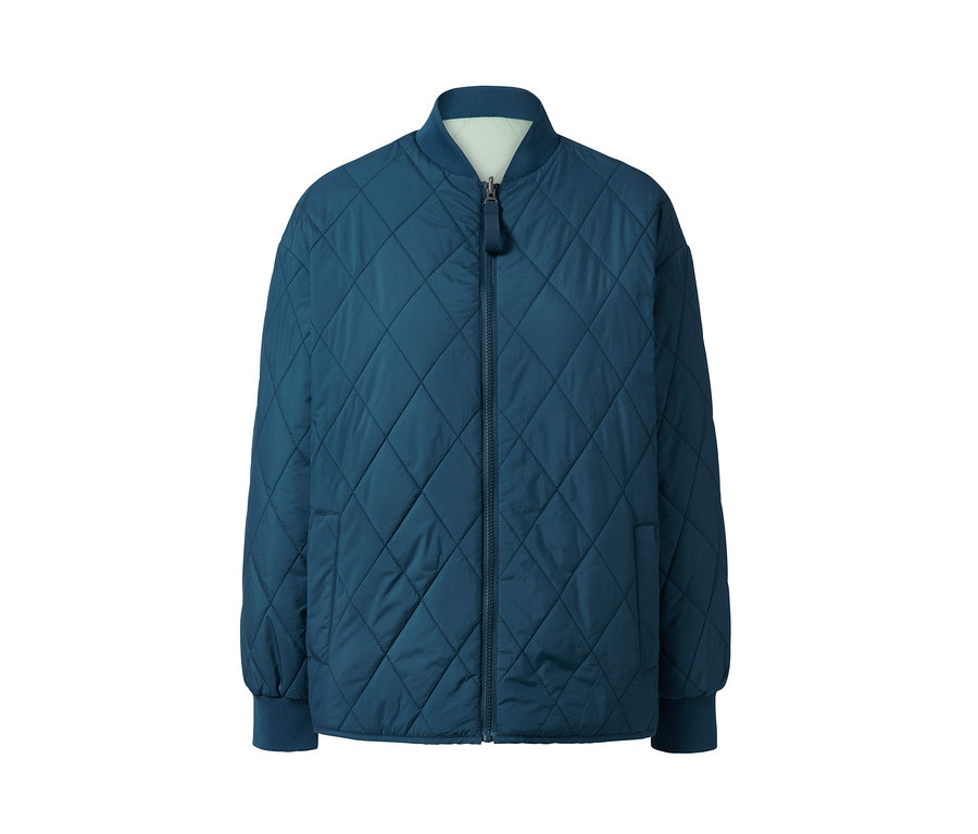 Eine blaue Wende-Steppjacke mit Rautenmuster.