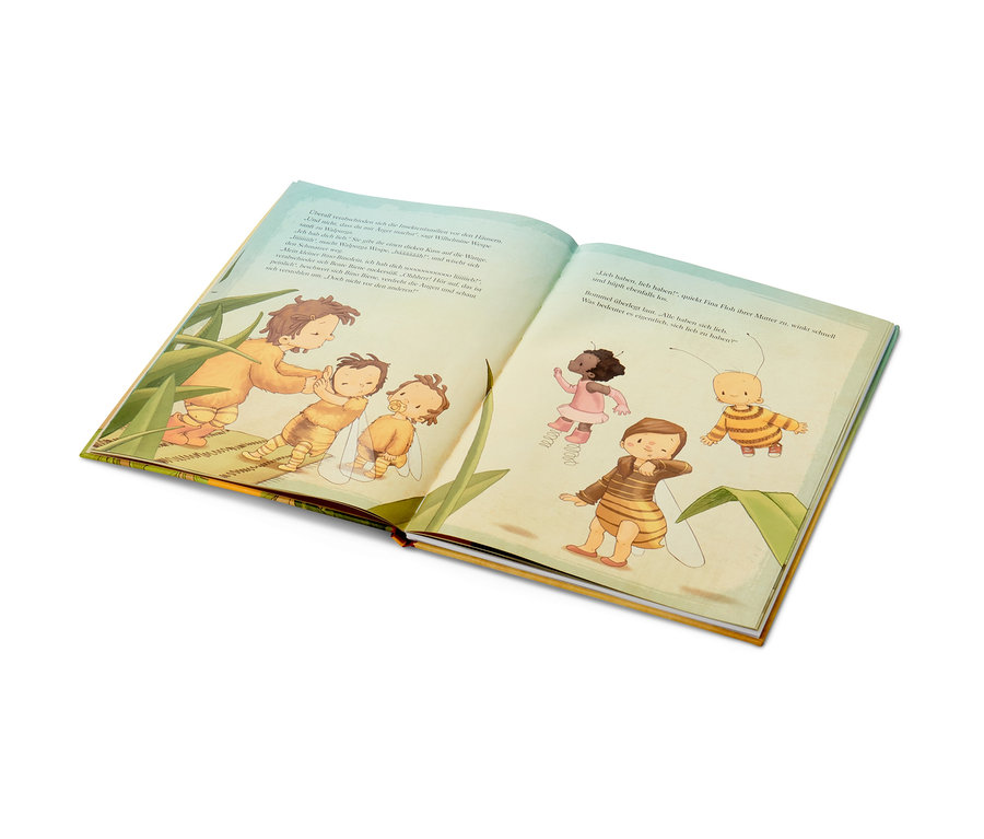 Geöffnetes Buch mit Illustrationen von Figuren in Bienenkostümen. Das Buch heißt: »Die kleine Hummel Bommel – Bilderbuchgeschichten«.