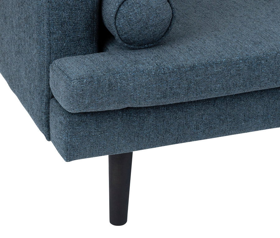Detailansicht des blauen Kindersofas »Orion« mit Kissen und schwarzen Beinen.