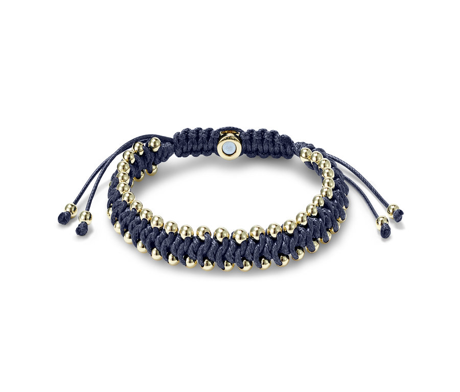 Nahaufnahme eines geknüpften Magnetarmbands in Blau mit goldenen Zierperlen.