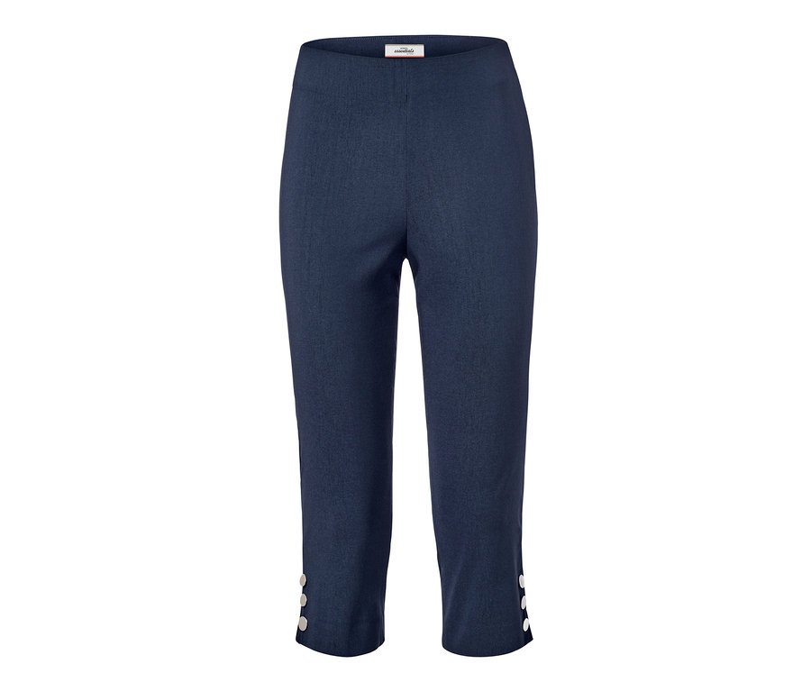 Eine 3/4-Stretchhose mit Knöpfen.