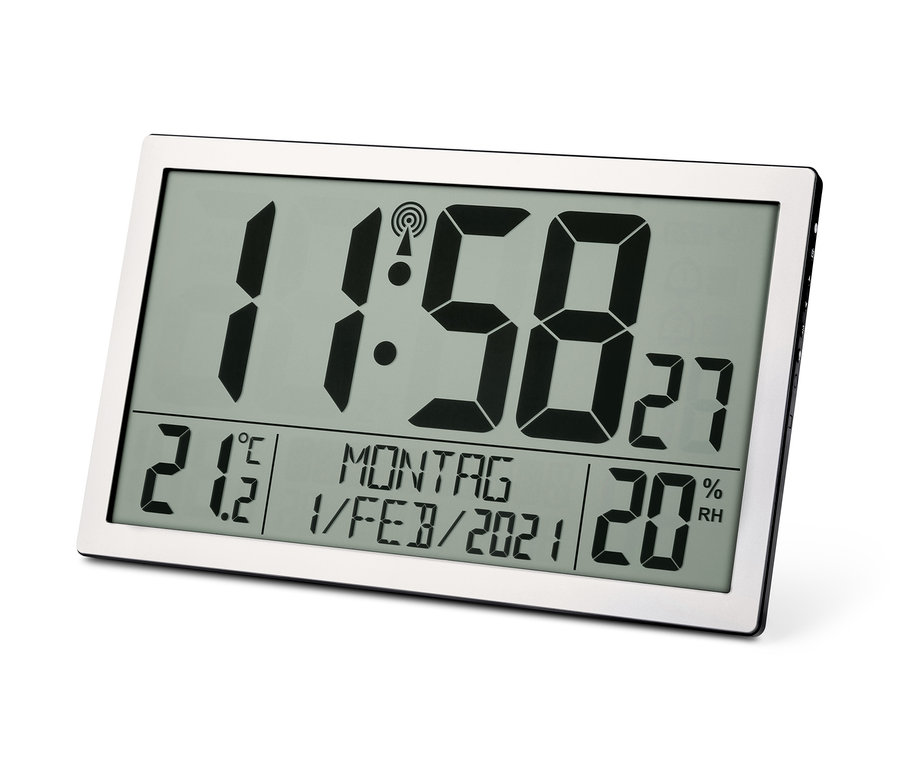 Eine digitale XL-Funkuhr zeigt die Uhrzeit 11:58.