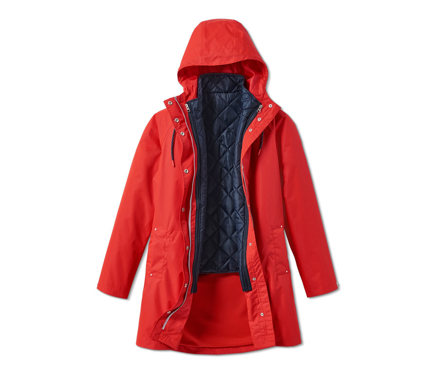 Eine rote 3-in-1-Regenjacke mit Kapuze und freiliegender, dunkelblauer, gesteppter Innenschicht.