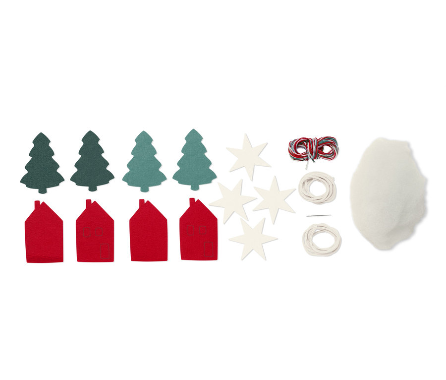 Vier grüne Filz-Weihnachtsbäume, vier rote Filz-Häuser, vier weiße Filz-Sterne, eine Schnur, Watte und eine Nadel aus dem Näh-Set für Filzanhänger-Girlande.