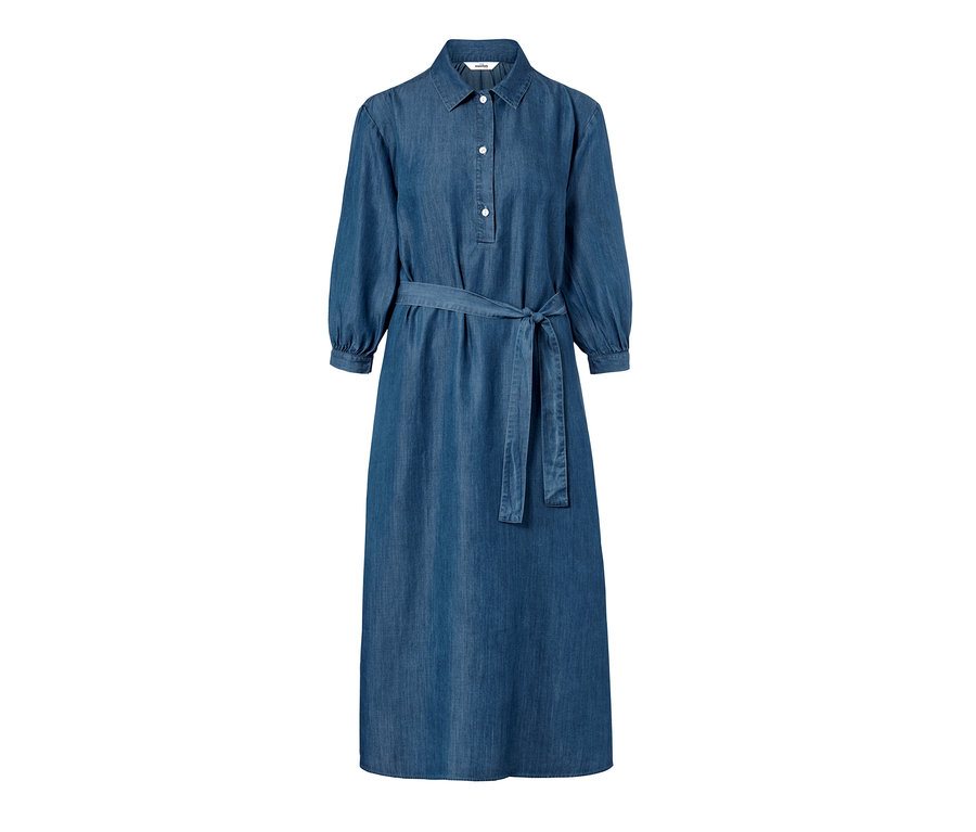 Blaues Midi-Kleid in Denimoptik mit Gürtel.