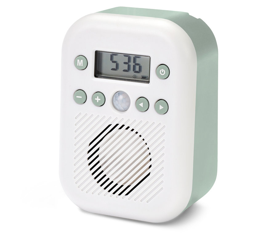 Weißes Badradio mit Zeitanzeige.