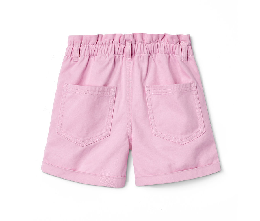 Detailansicht der Rückseite von rosafarbenen Denim-Shorts aus Bio-Baumwolle.