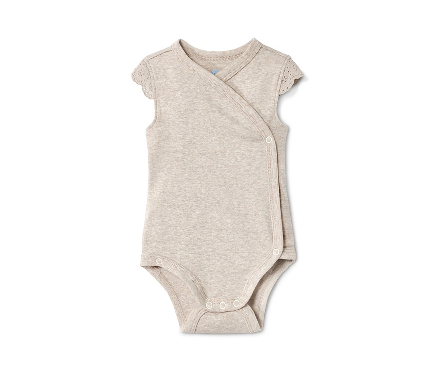 Ein beiger Kurzarmbody aus Bio-Baumwolle, 1 von 3 Bodys.