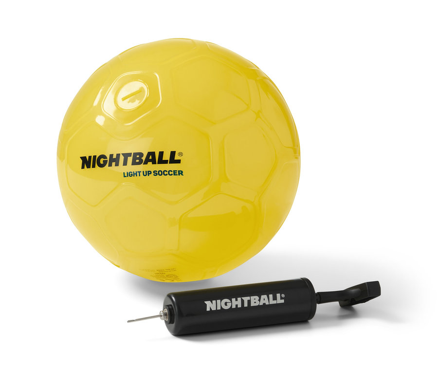 Ein gelber LED-Fußball »NightBall« und eine Pumpe liegen auf einem weißen Hintergrund.