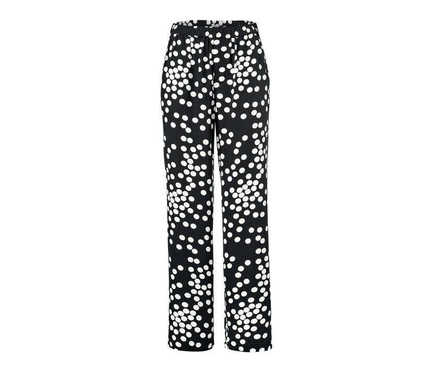 Schwarze Hose mit weißen Punkten.