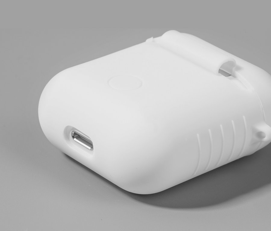 Detailansicht einer weißen LAUT Hülle für AirPods Serie 1 und 2 »POD« auf grauem Hintergrund.