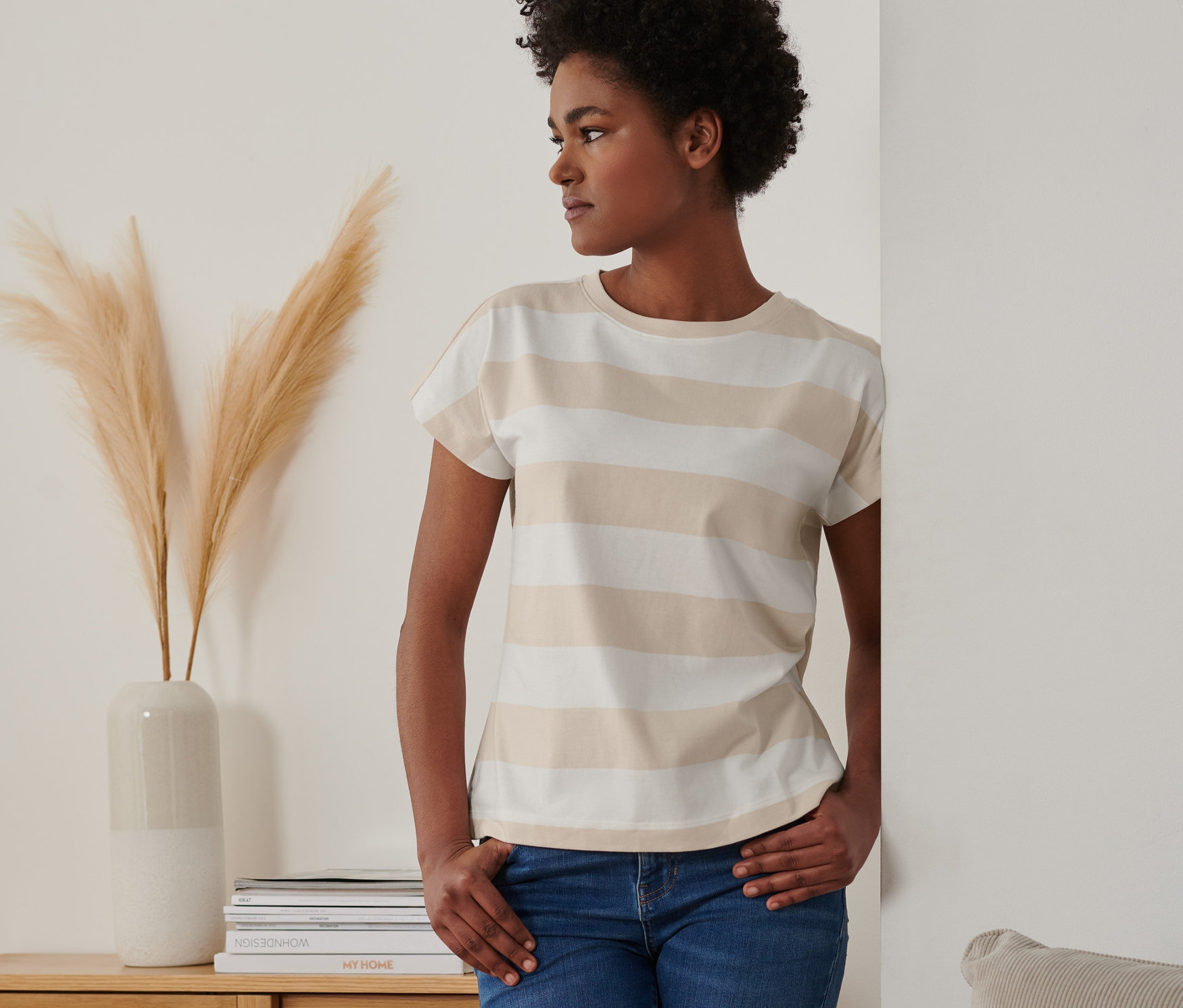 Frau posiert im gestreiften T-Shirt.