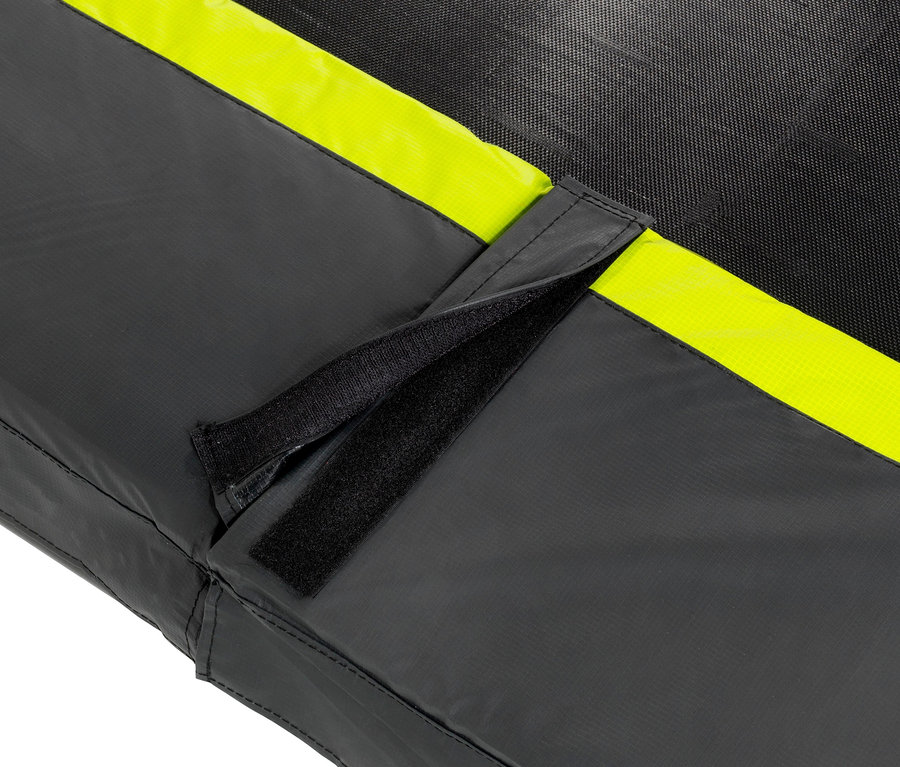 Detail eines schwarzen Trampolin-Sicherheitspolsters mit neongelbem Rand und schwarzem Klettverschluss. EXIT Trampolin »Silhouette«, Ø ca. 244 cm
