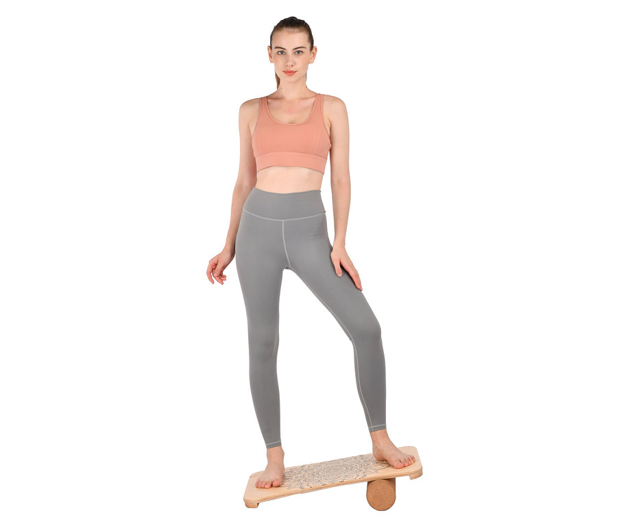 Frau steht auf einem Balance-Board.