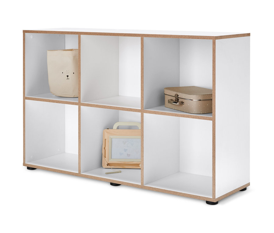 Weißes Regal mit sechs Fächern, einige davon mit Dekoration.