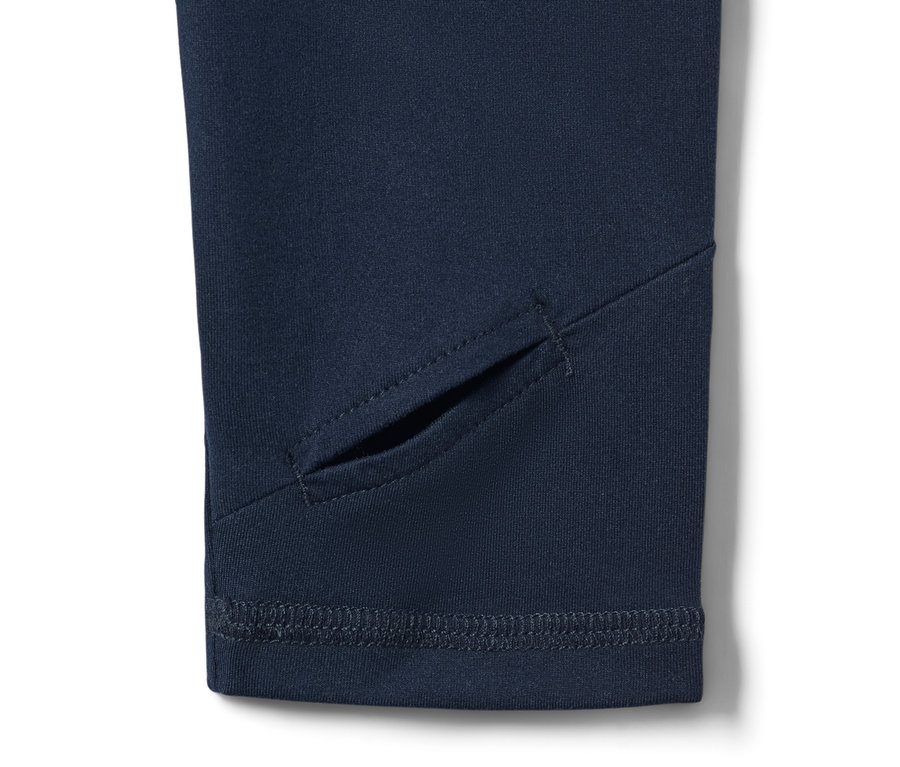 Detailaufnahme eines dunkelblauen Langarm-Funktionsshirts mit Daumenloch.