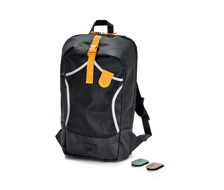 Schwarzer Rucksack mit orangefarbenem Riemen und 3 LED-Magnet-Lichtern, die neben dem Rucksack liegen.