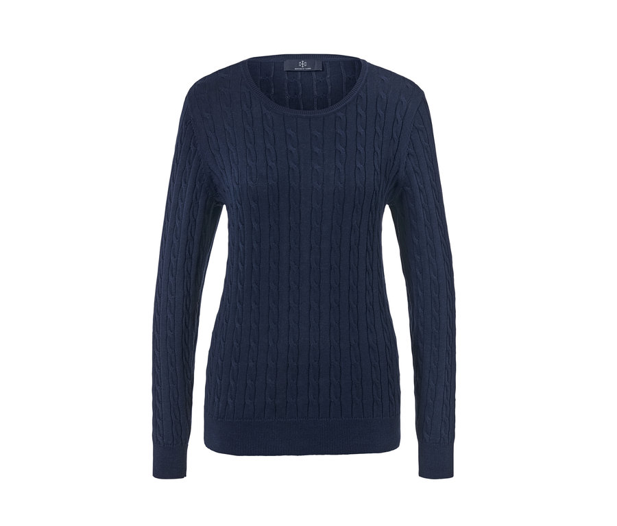 Dunkelblauer Zopfstrickpullover.