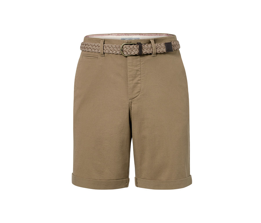 Khakifarbene Shorts mit Gürtel.