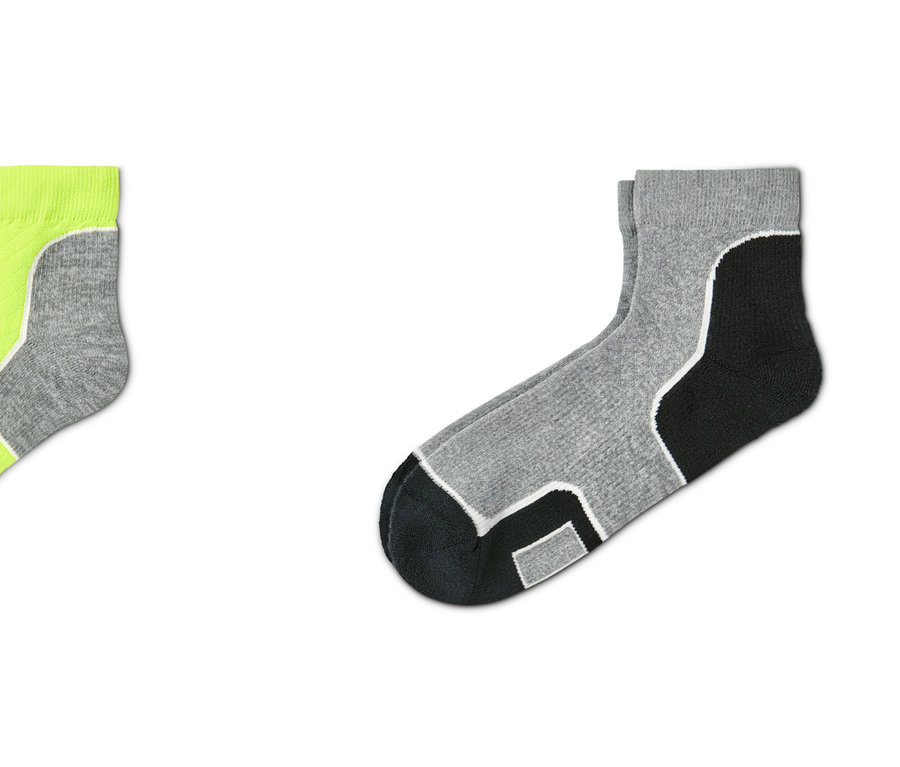 Zwei Paar kurze Kompressions-Laufsocken, eins in Neongelb und Grau, das andere in Grau und Schwarz.