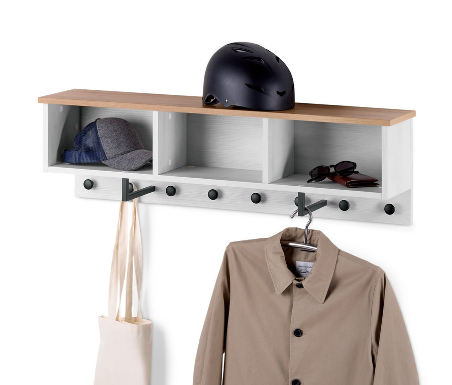 Hängende Wandgarderobe mit Fächern, an der ein Mantel und eine Tasche hängen und ein Helm, eine Mütze und eine Sonnenbrille liegen.