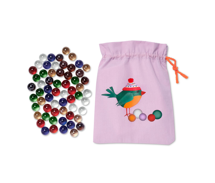 Murmel-Set und helllila Beutel mit Kordelzug und Vogel mit Hut Aufdruck.