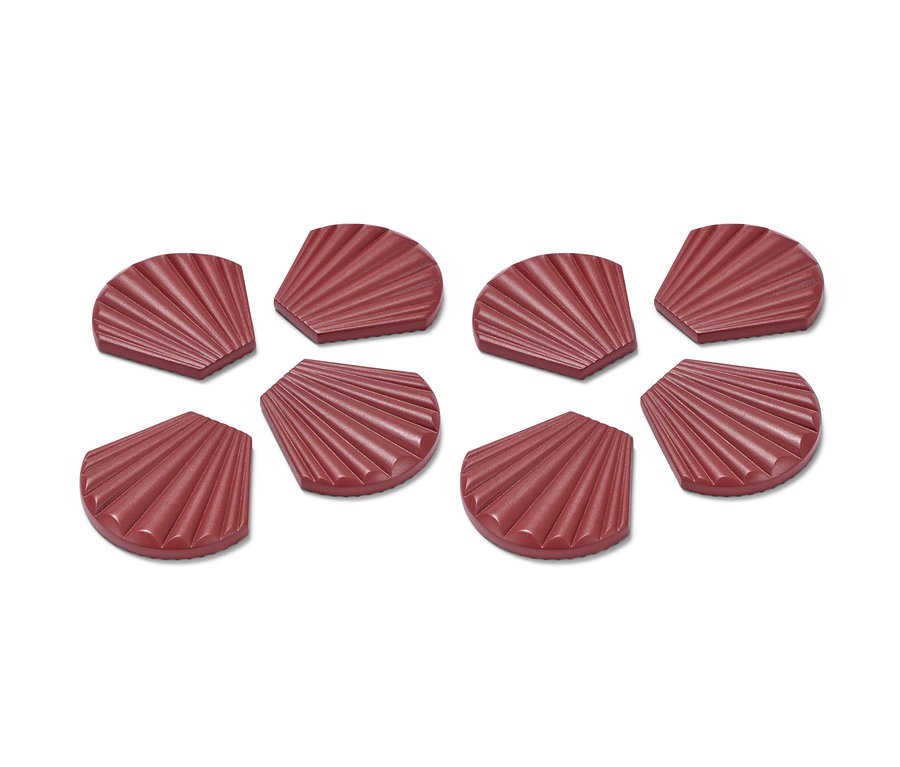 Acht bordeauxrote Tischdeckenbeschwerer in Muschelform liegen auf einem weißen Hintergrund.