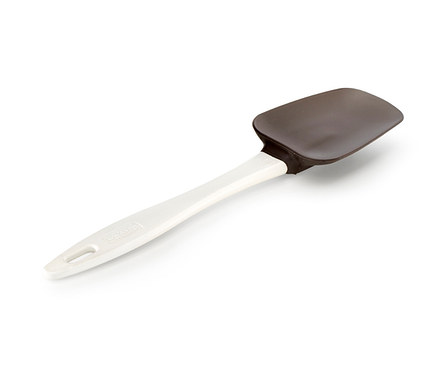 Ein brauner Lékué Spatel mit weißem Griff.