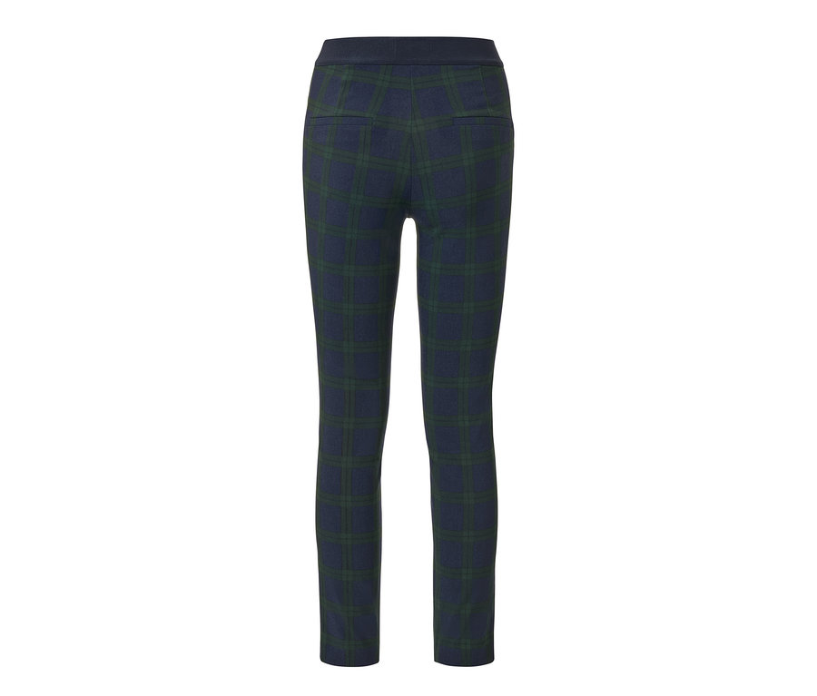 Detailansicht der Rückseite einer Stretchhose mit grün-blauem Karomuster.