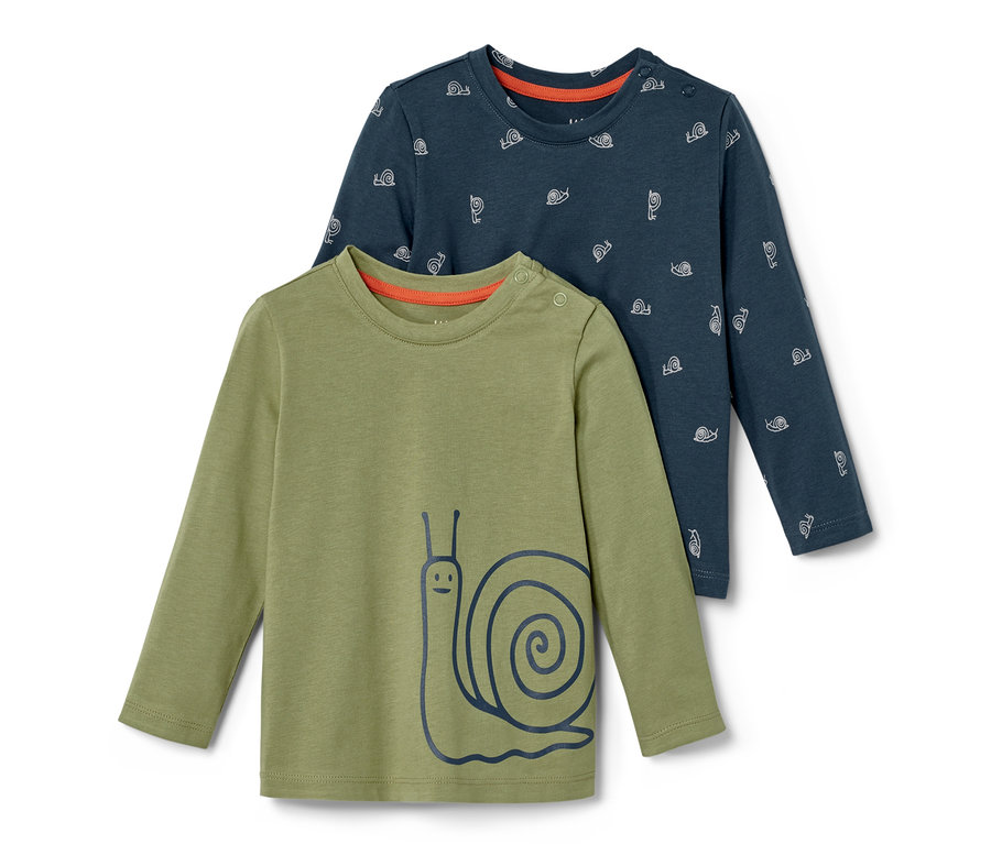 Zwei Baby-Langarmshirts: ein grünes mit Schneckenaufdruck, ein marineblaues mit Schneckenmuster.