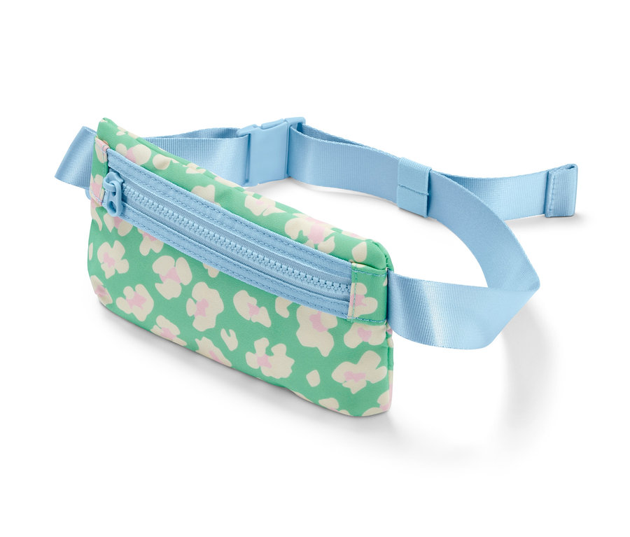 Eine grüne Bauchtasche mit hellen Blumen und blauem Reißverschluss und Gurt.