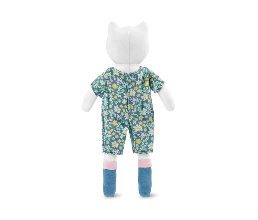 Rückansicht der Stoffpuppe »Kätzchen« in blauem Overall mit Blumenmuster.