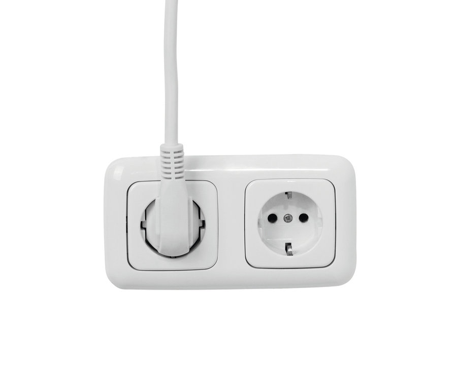 Ein weißer Stecker steckt in einer weißen Doppelsteckdose.
