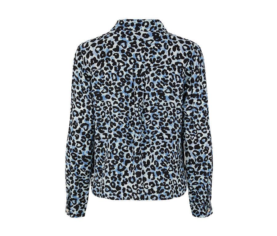 Rückansicht einer Hemdbluse mit Tiermuster.
