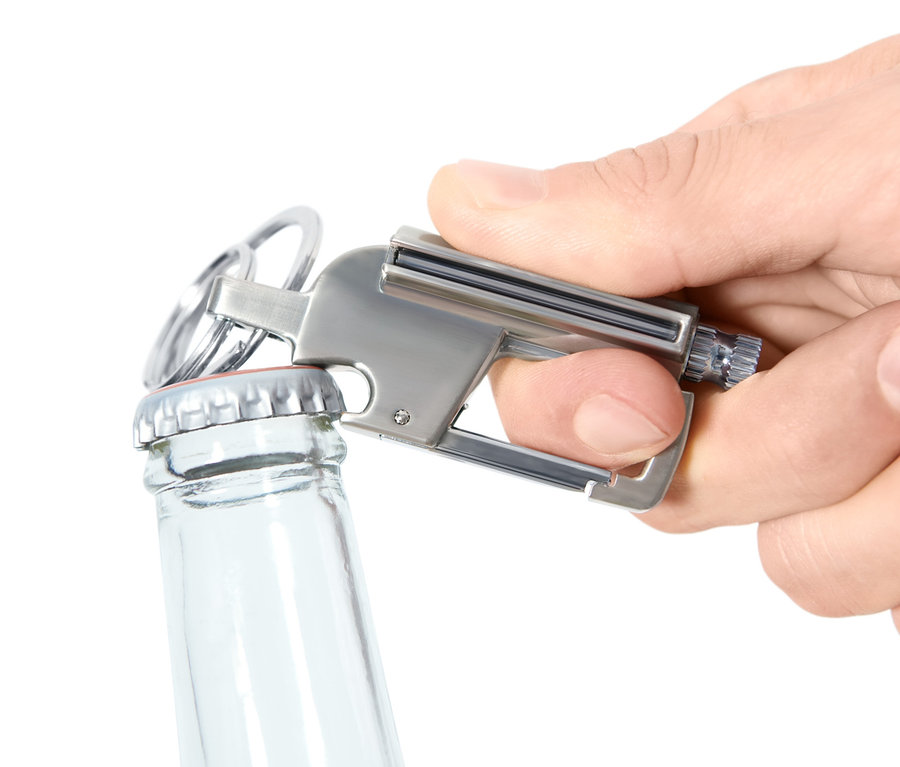 Hand öffnet Flasche mit Camping-Feuerstarter.