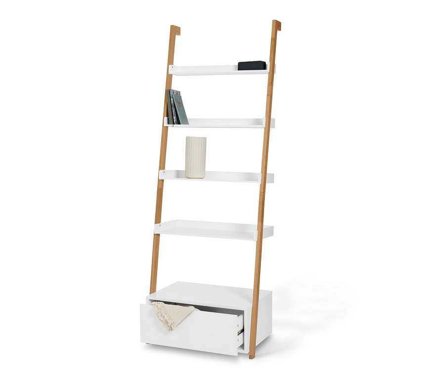 Ein weißes Leiterregal mit Schublade, auf den Regalen Bücher und eine Vase.