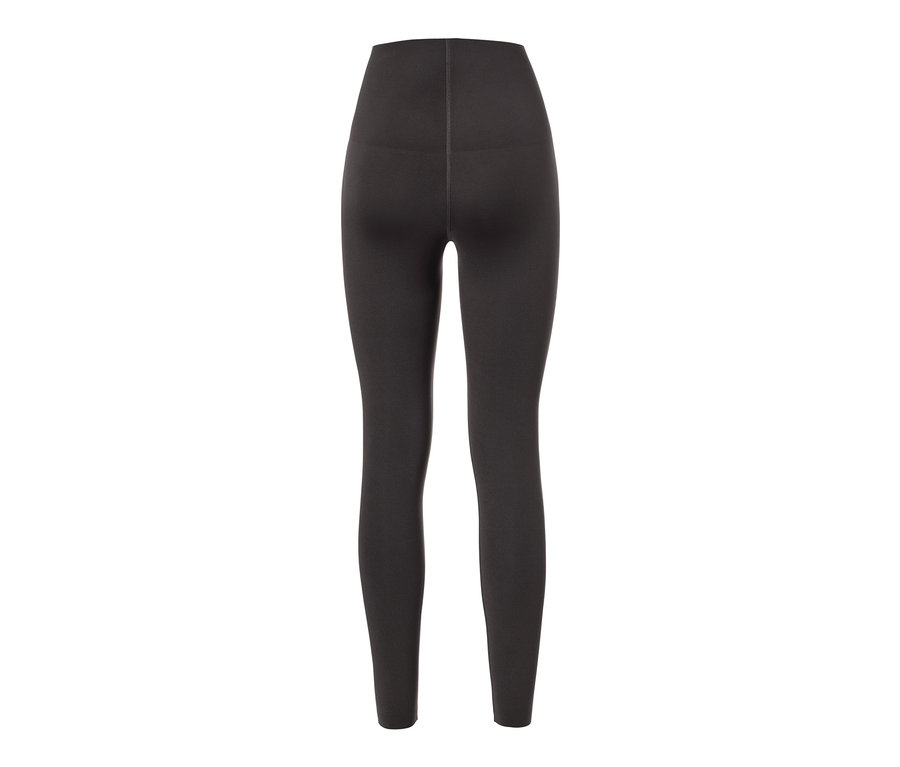 Detailansicht der Rückseite einer Frau, die eine 7/8-Premium-Sporttight trägt.