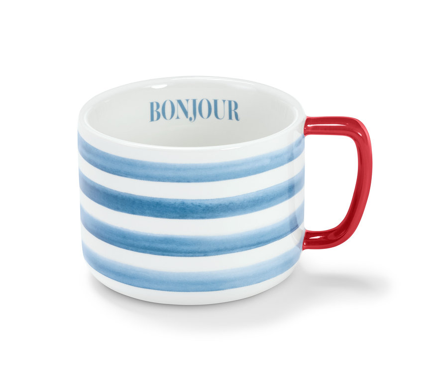 Nahaufnahme einer Jumbotasse mit blauen Streifen und rotem Henkel, innen steht Bonjour.