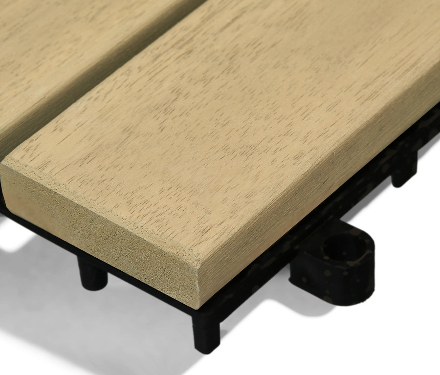 Detailaufnahme von zwei hellbeigen Holzfliesen auf einem schwarzen Kunststoffuntergrund. 10 Holzfliesen, hellbeige