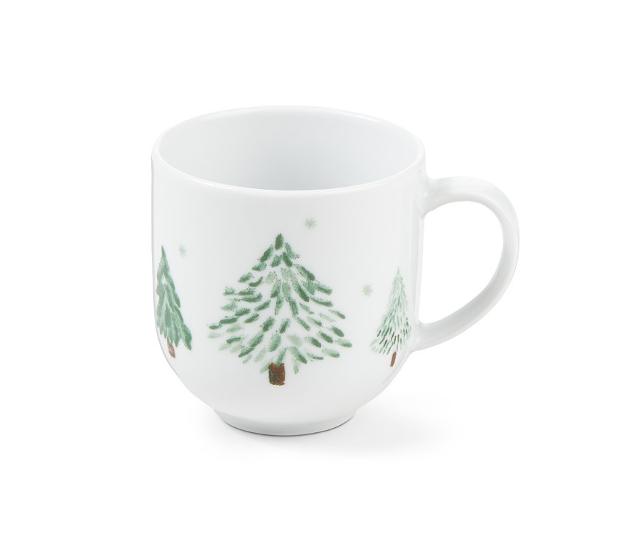Weißer Becher mit grünen Weihnachtsbäumen.