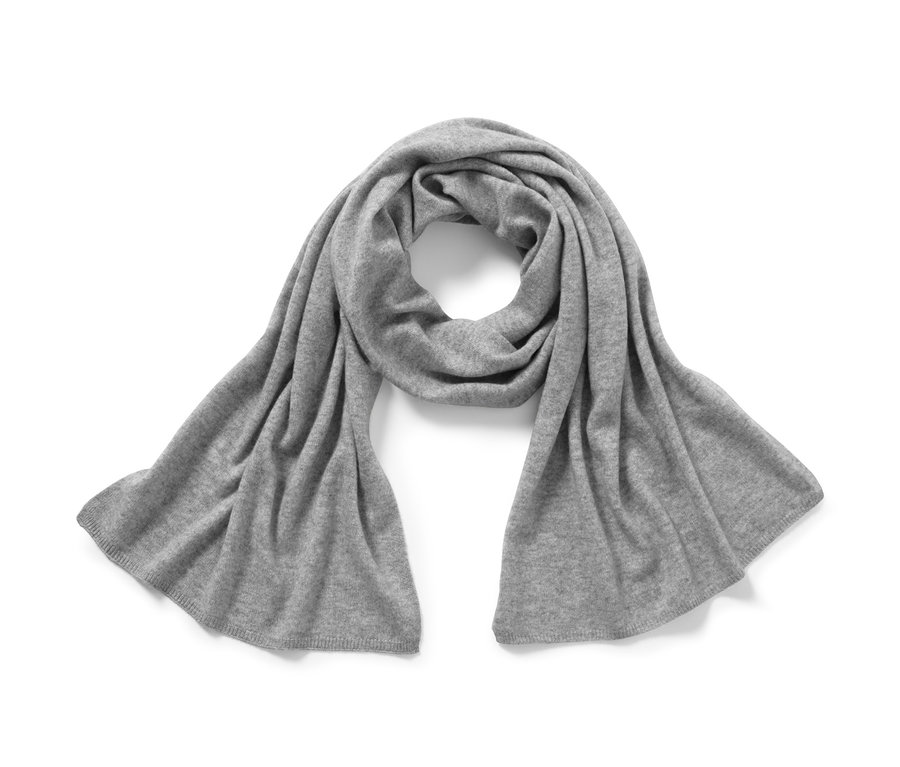 Ein grauer Cashmere-Strickschal liegt auf einem weißen Hintergrund.