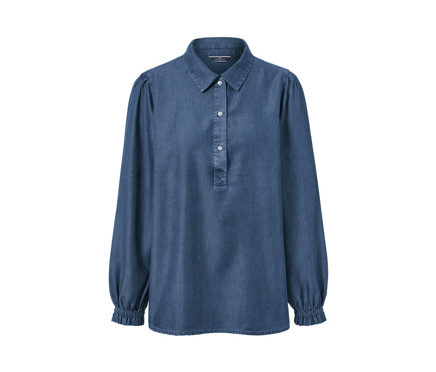 Eine blaue Jeansbluse mit Puffärmeln.