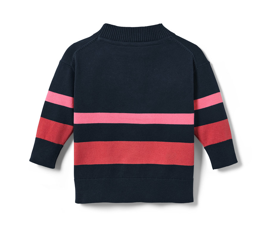 Marineblaue Strickjacke mit rosa und roten Streifen.