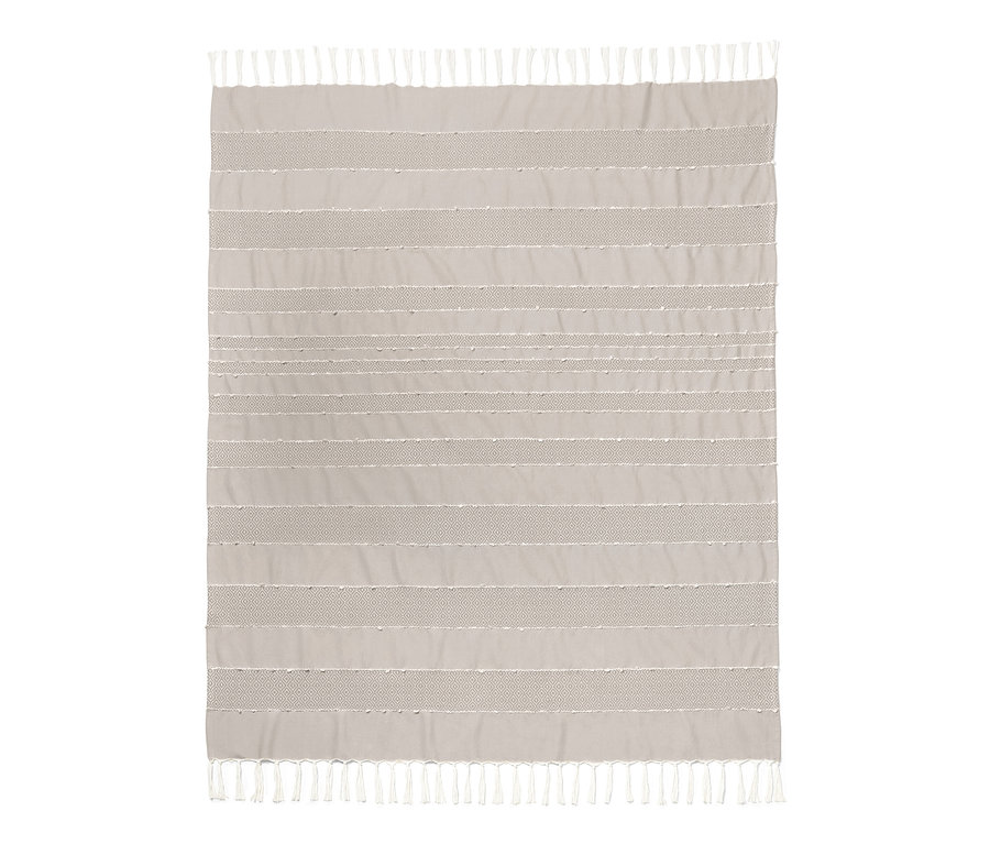 Beige Wohndecke mit Fransen und horizontalen Streifen.
