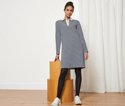 Frau posiert in gestreiftem Sweatkleid mit Polokragen.