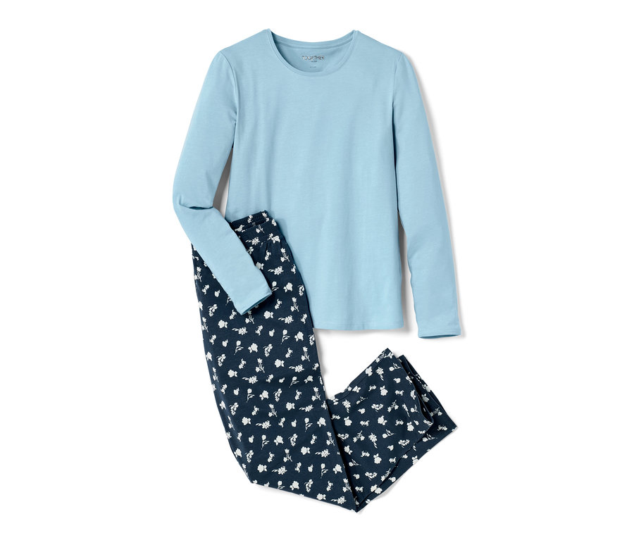 Blauer Pyjama mit langen Ärmeln und geblümter Hose.